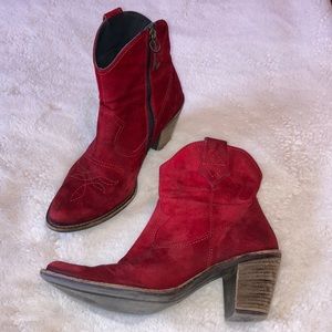 Paul Greene Red suede booties Austria.